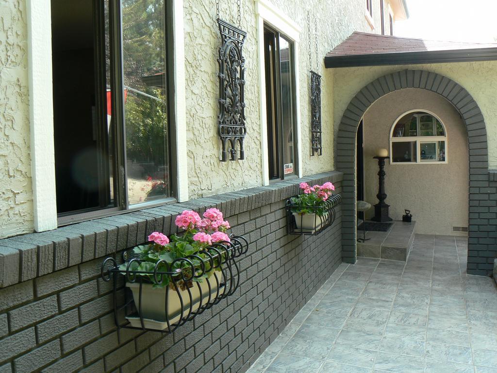 A Touch Of English B&B Kelowna Exterior photo