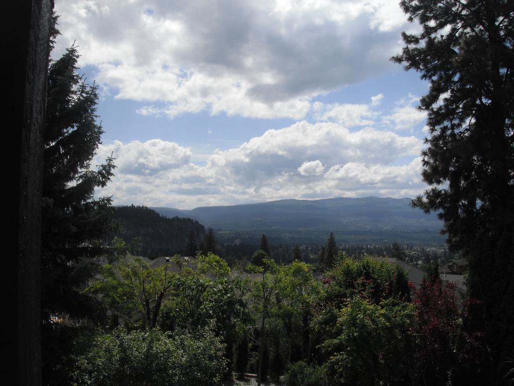 A Touch Of English B&B Kelowna Exterior photo